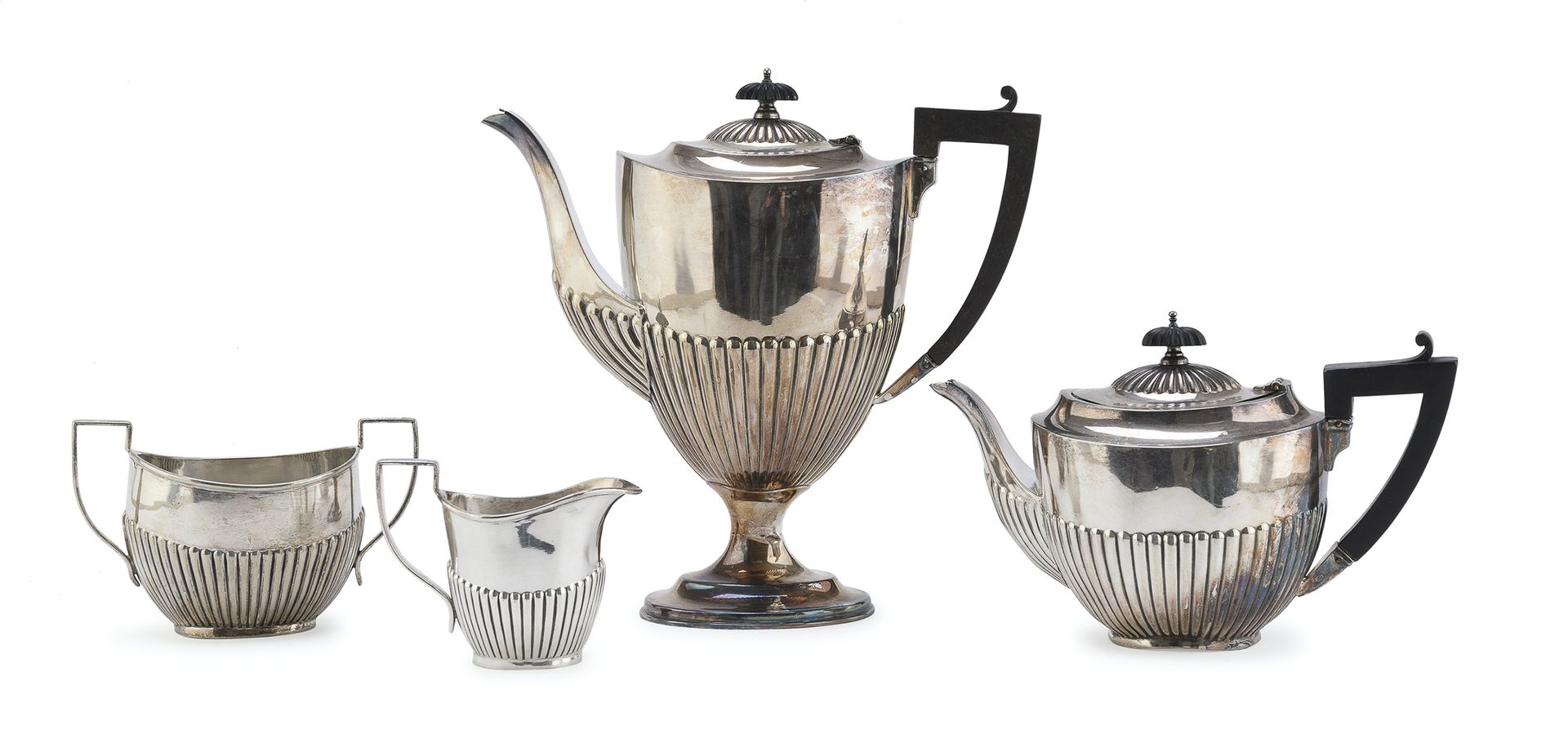Null 镀银茶具，20世纪初，英国

有吊舱底部元素。由茶壶、茶水壶、牛奶壶和糖碗组成。

测量 茶壶，cm. 27 x 11 x 27.