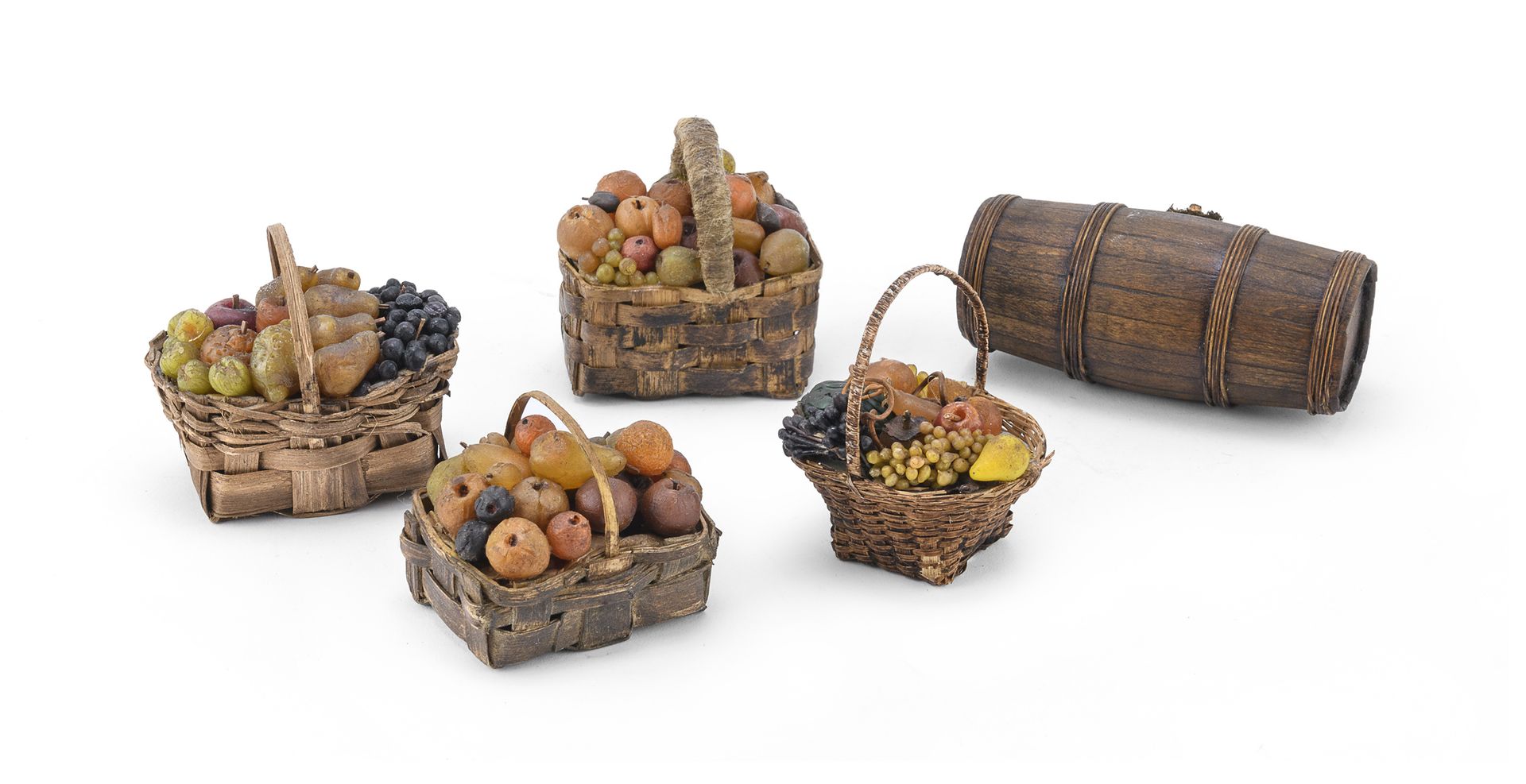 Null 五个耶稣诞生的配件，那不勒斯 19世纪
稻草、木材和彩色蜡。拍品包括四个水果篮和桶。 
桶的尺寸为6 x 12厘米。