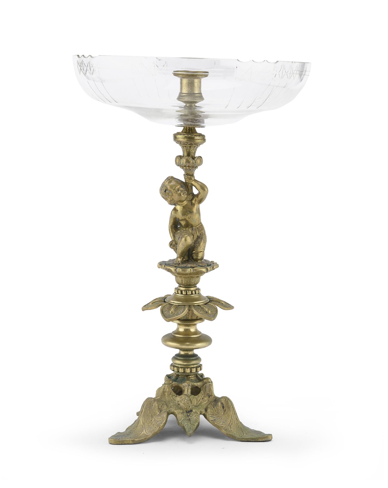 Null 古铜色的中央扶手，19世纪末。
带刻字的水晶碗。有阿莫里诺形象的Fusto和有花瓣的Nodi。Piede a foglie. 
缪尔厘米。44 x 1&hellip;