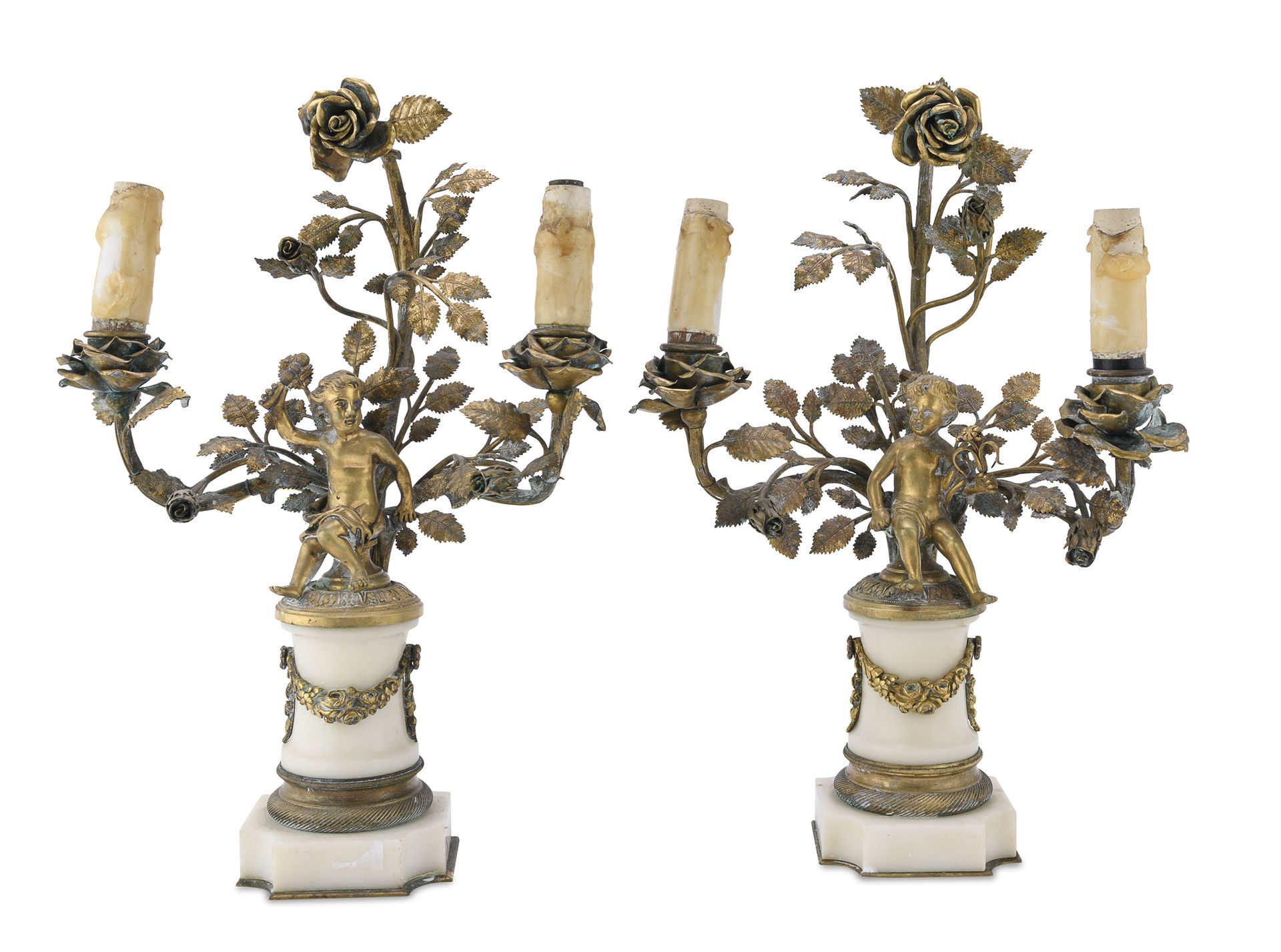 Null 青铜小烛台，19世纪初
有两个支架，上面有雾状和花纹的装饰，中心是寓意深刻的爱情图。黑色大理石底座，花纹饰边。 
Misure厘米。36 x 26 x&hellip;
