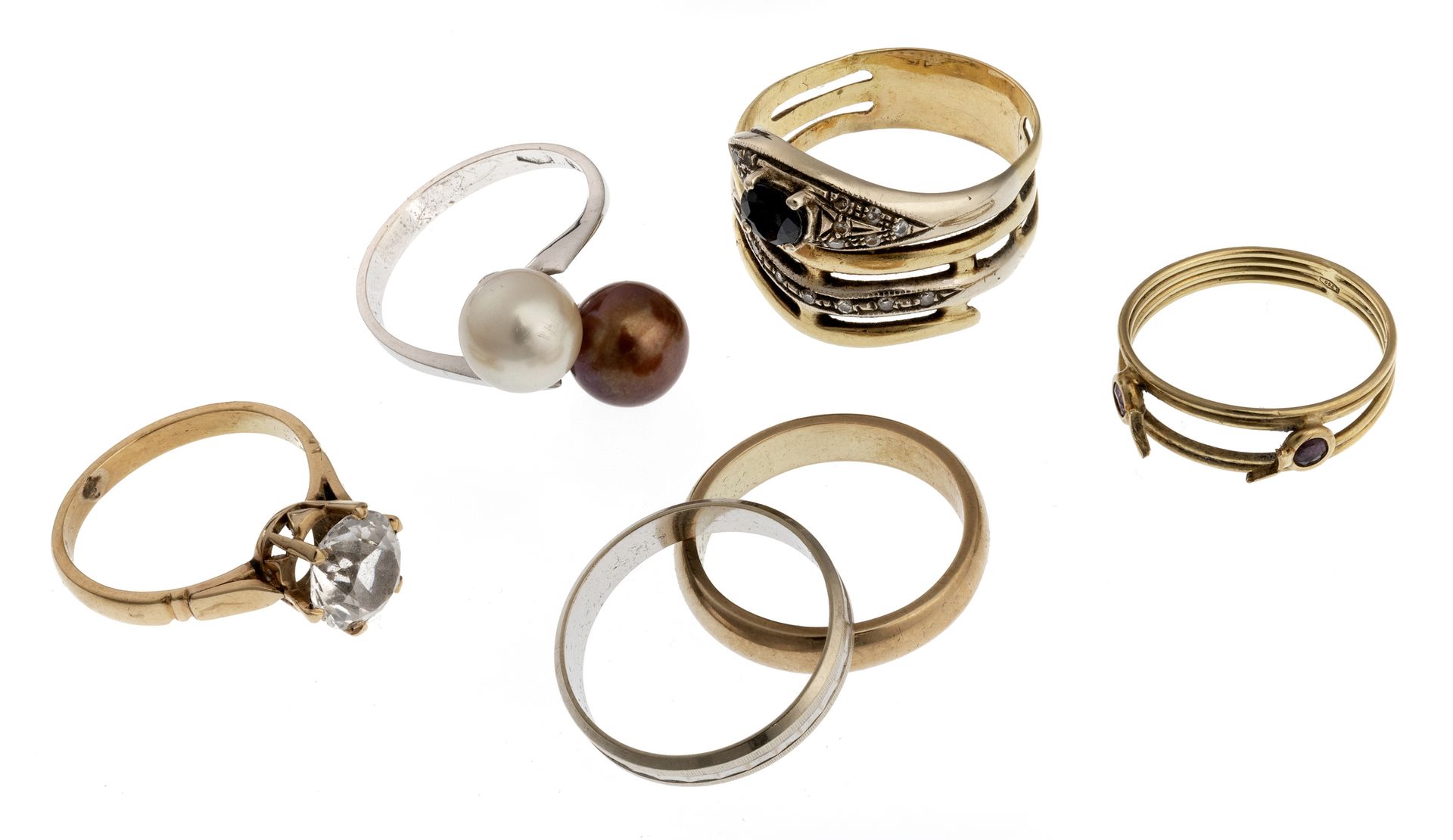Null 四个戒指和两个戒指
18K黄金和白金，其中一个有双色珍珠装饰的避孕戒指和一个单钻戒指。
单颗钻石的亮度为1.00克拉，总重量为24.50克。