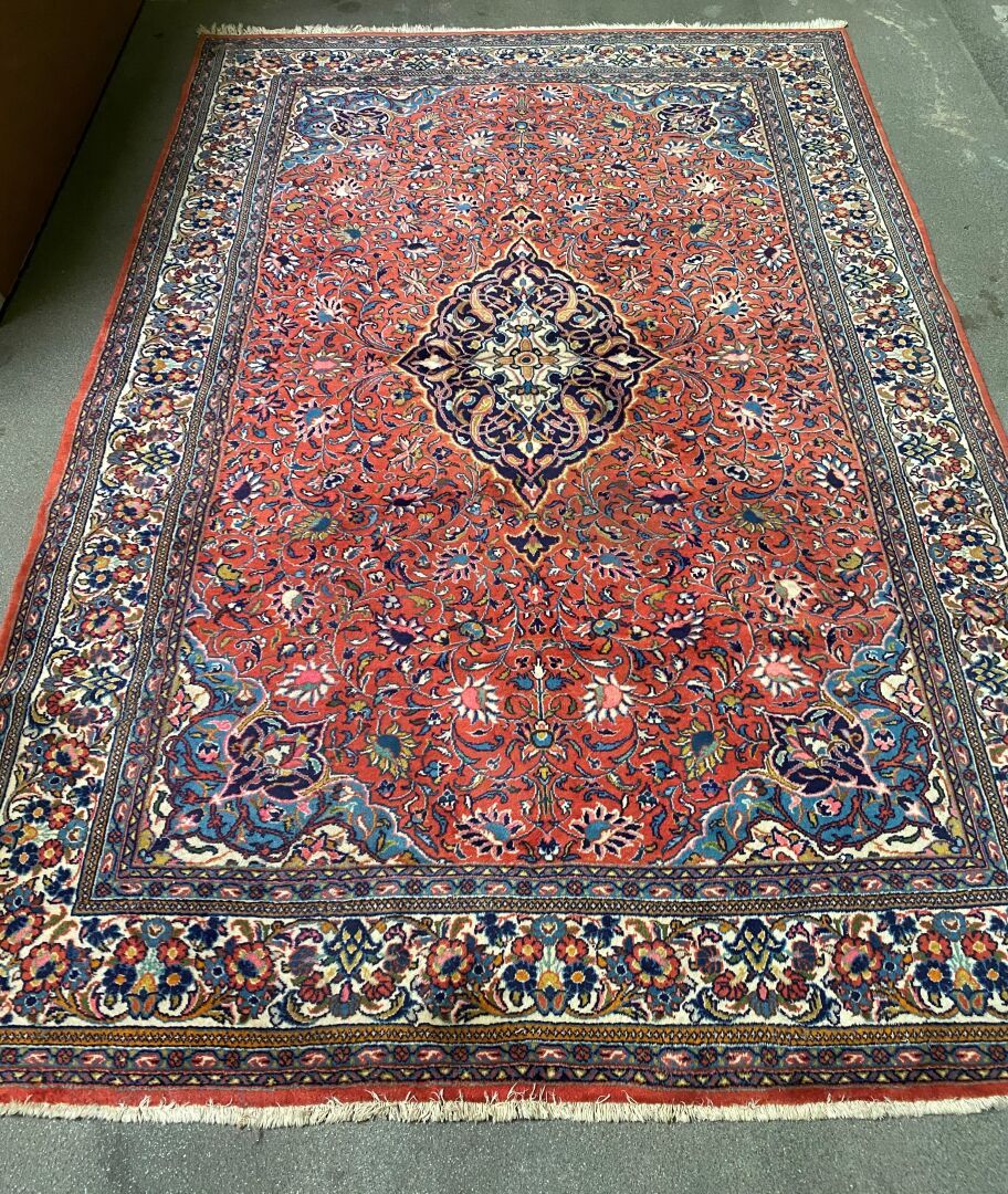 Null 
Ghoum地毯（棉质经线和纬线，羊毛绒），波斯中部，约1930年
3.03 x 2.01 米

地毯上有一个红底海军蓝的中央小徽章，并有一个优雅的多&hellip;