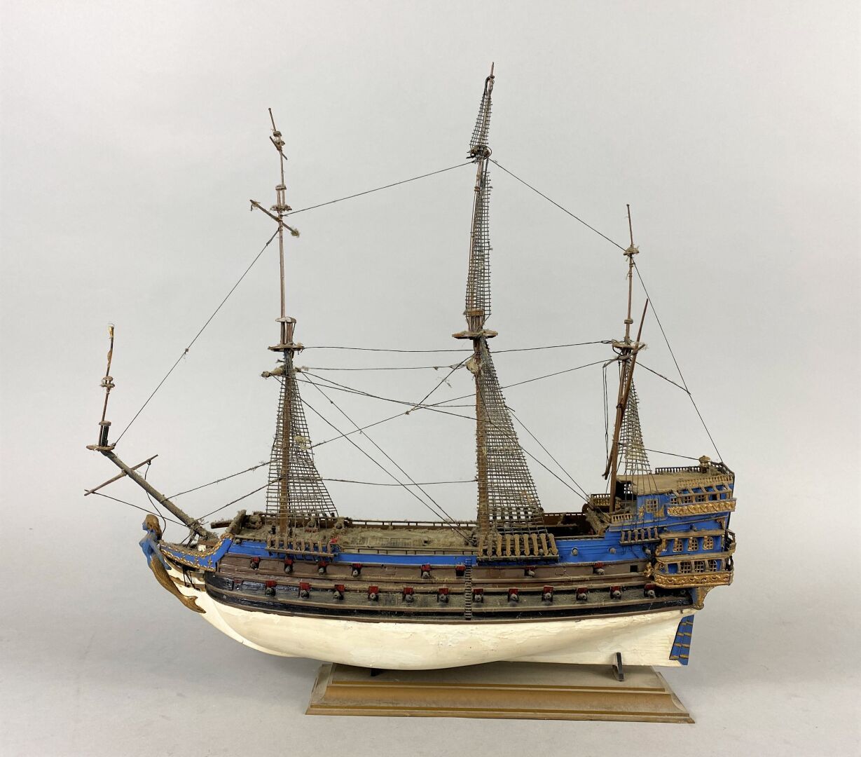 Null Modelo,

de un barco de tres palos del siglo XVIII.

45 x 44 x 10 cm

El tr&hellip;