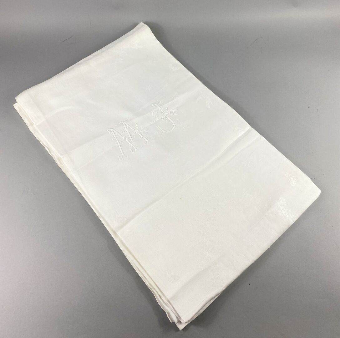 Null Nappe,

en coton damassé blanc à décor de palmes et papillons

Monogrammée &hellip;