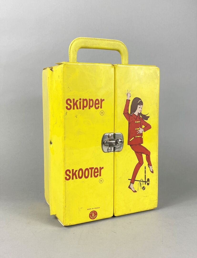 Null 
美泰公司。 




带有衣服和人形玩偶的斯基普尔行李箱。




1960/70年的美国玩具。




27 x 20 x 13厘米。




按&hellip;