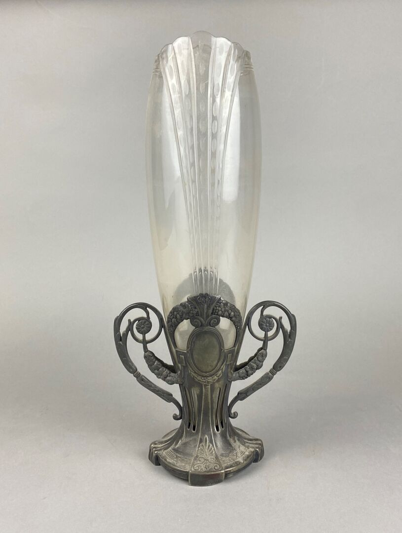 Null Vase,

The base in pewter, the receptacle in cut glass.

Early 20th century&hellip;