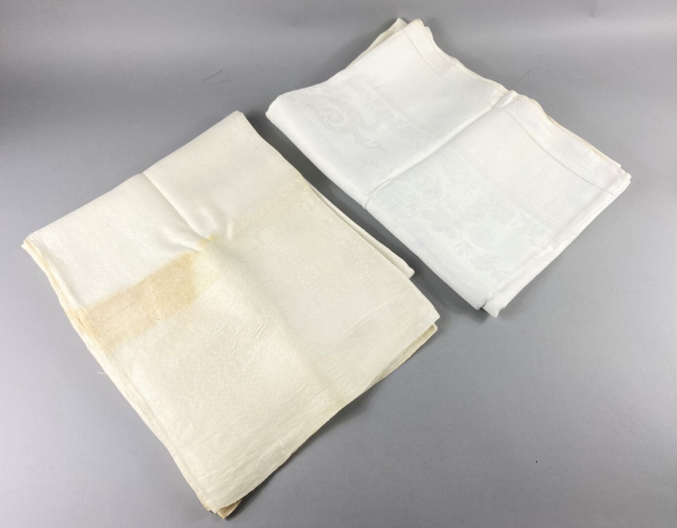 Null 套装的两块桌布。

在白色大马士革棉布中。

有图案的F.S.M.。

1930年左右。

160 x 265 cm

按原样。



我们在一个角落&hellip;
