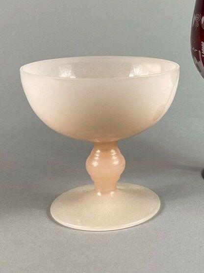 Null 杯子。

在一个粉红色乳白玻璃基座上。

19世纪晚期。

高-10.5厘米，深-10.7厘米