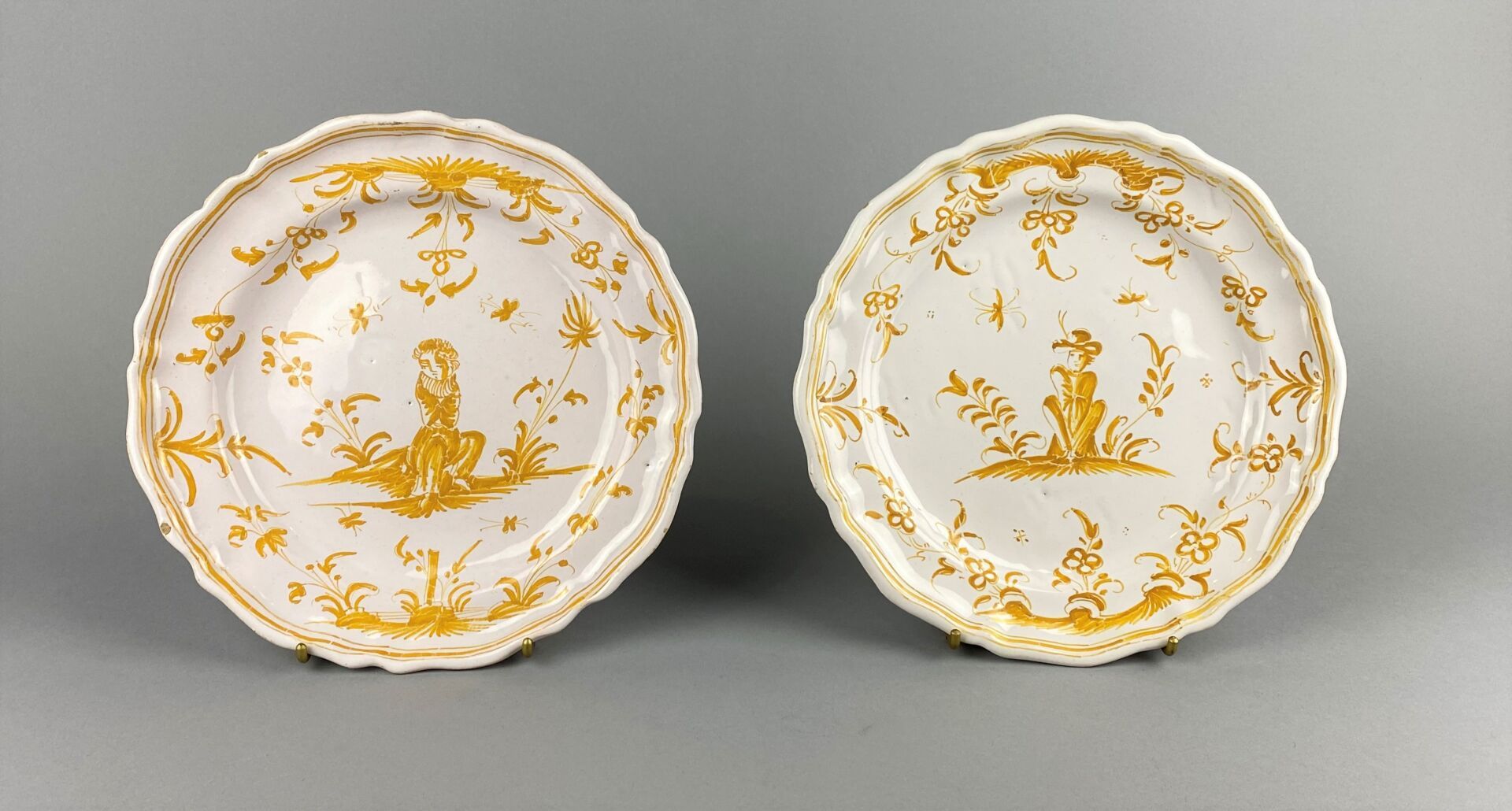 Null Moustiers, 

Two earthenware plates with contoured edges,

decorated in och&hellip;