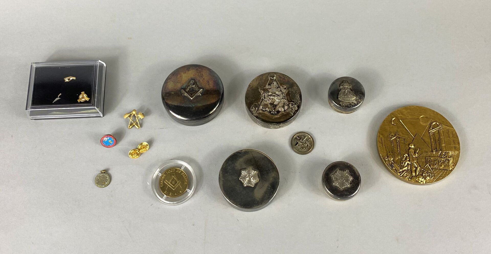 Null Freemasonry,

Set of Freemasonry objects, 

including tokens, medals, tongs&hellip;