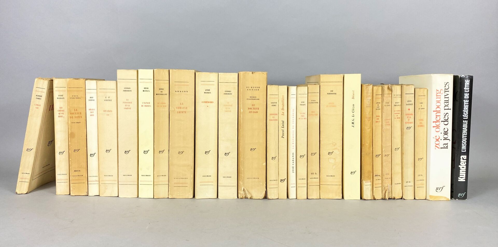 Null NRF - Gallimard。

本拍品包含二十七本NRF平装书。

包括阿尔贝-加缪、安德烈-马尔罗、保罗-克劳岱尔、让-苏利文、让-保罗-萨特、&hellip;