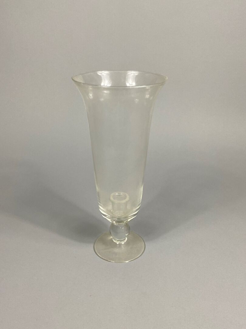 Null Grand vase en verre sur piedouche formant photophore.

H-35 cm 

D-16.5 cm