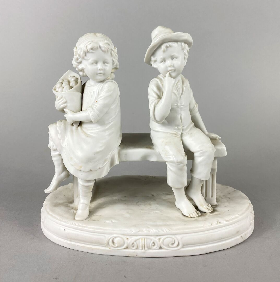 Null Kekse,

Darstellung von zwei Kindern, die auf einer Bank sitzen.

Terrasse &hellip;
