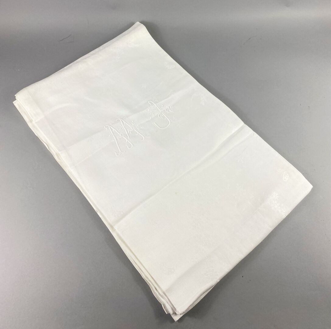 Null 桌布。

白色大马士革棉布，饰以棕榈和蝴蝶

有图案的MJ。

约1930年。

184 x 240厘米

状况非常好。轻微污渍。