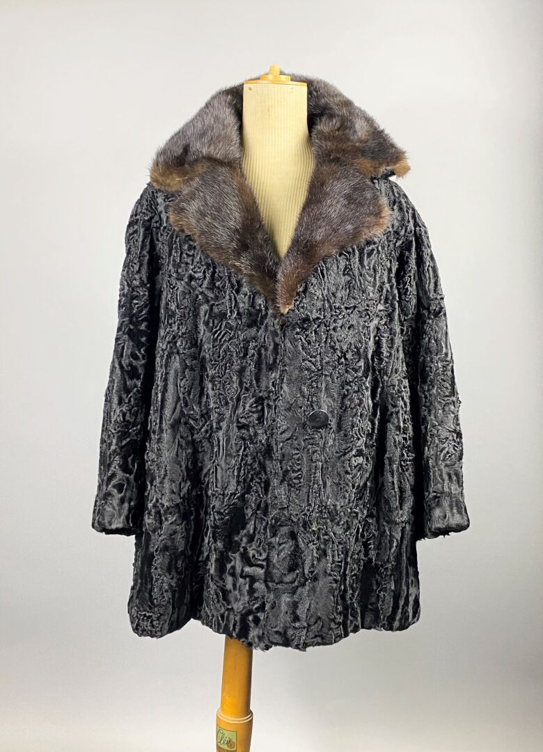 Null Coat, 

in astrakhan fur, side pockets, 3/4 sleeves.

Mink collar.

Fine we&hellip;