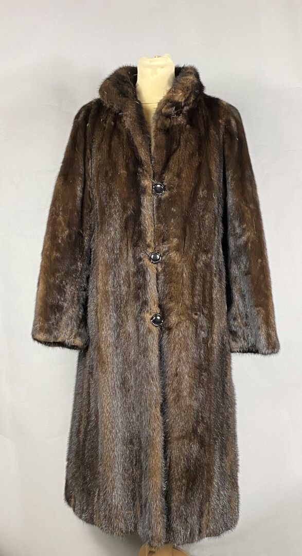 Null Fur coat, 

in mink, closed with three buttons.

Shawl collar, long sleeves&hellip;