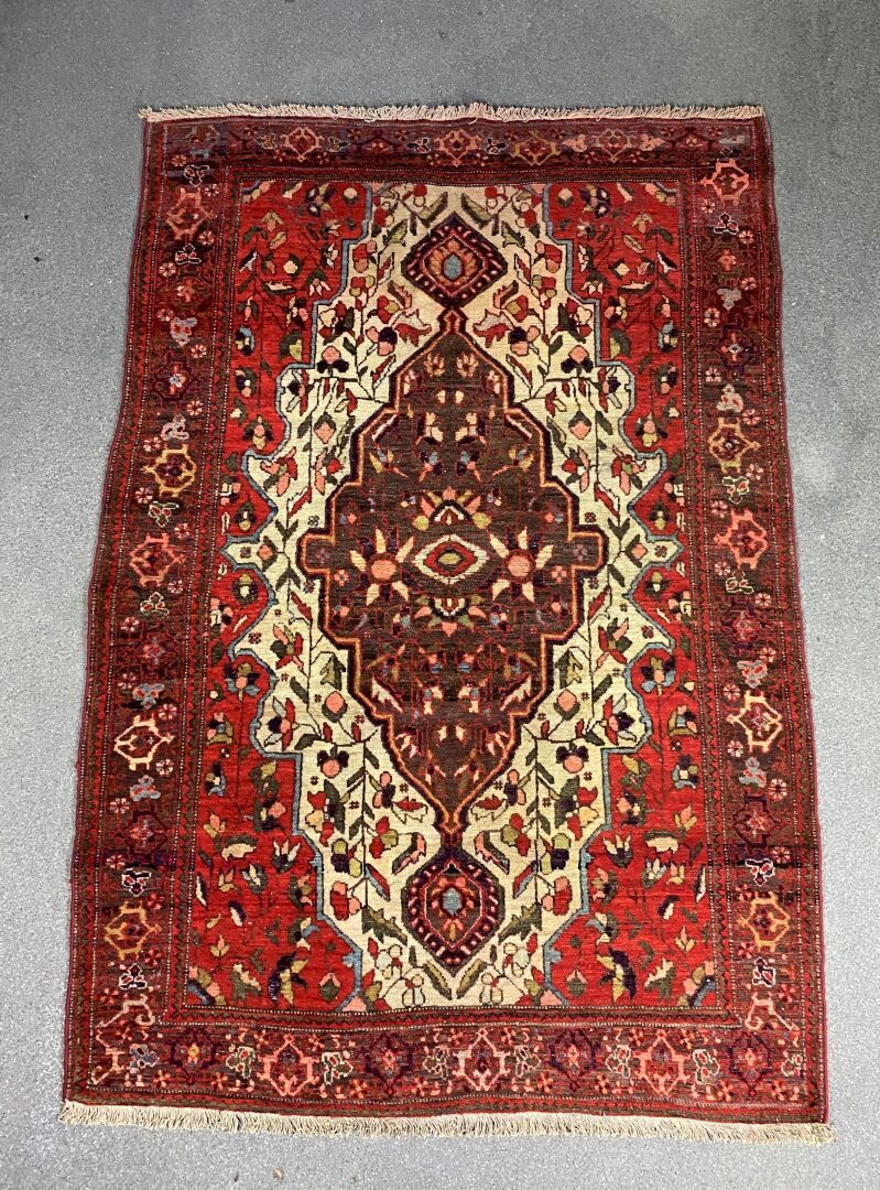 Null 巴克蒂亚尔地毯。

(棉质经线和纬线，羊毛绒），波斯西南部至波斯湾东北部，约1930年。

1.54 x 1.05米

地毯上有一个拉长的棕色奖章，由&hellip;