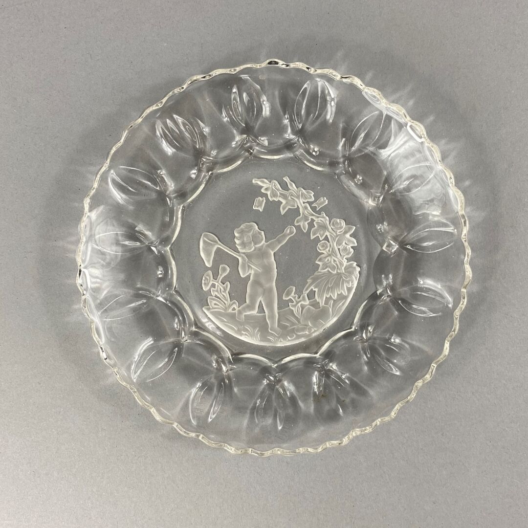 Null 玻璃碗。

玻璃碗，上面装饰着追逐蝴蝶的普托。

20世纪。

D-15厘米
