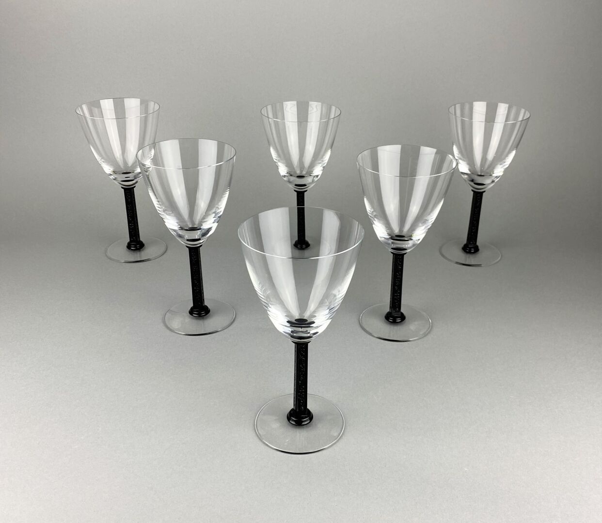 Null 
Lalique Francia, 




Suite di sei bicchieri da vino in cristallo soffiato&hellip;