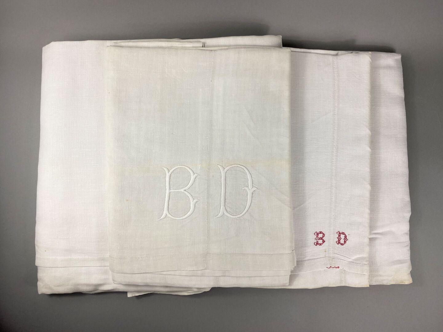 Null Conjunto de tres sábanas de lino,

Dos de ellos bordaron la BD.

Tamaño gra&hellip;
