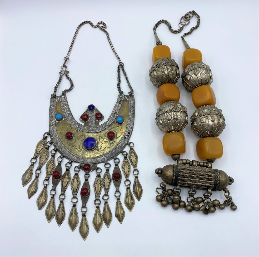 Null Nordafrika, 

Zwei Berber- oder Kabylen-Halsketten,

- Einer besteht aus ei&hellip;