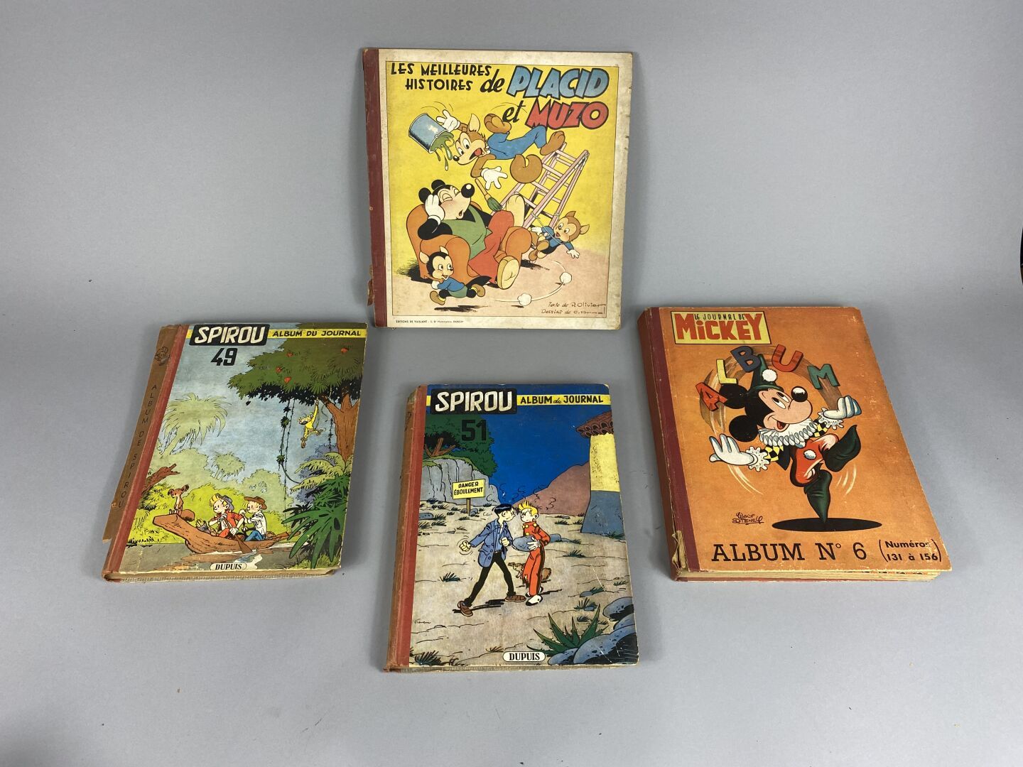 Null Lot comprenant : 

Deux albums de Spirou 1954.

Un Journal de Mickey.

Un a&hellip;