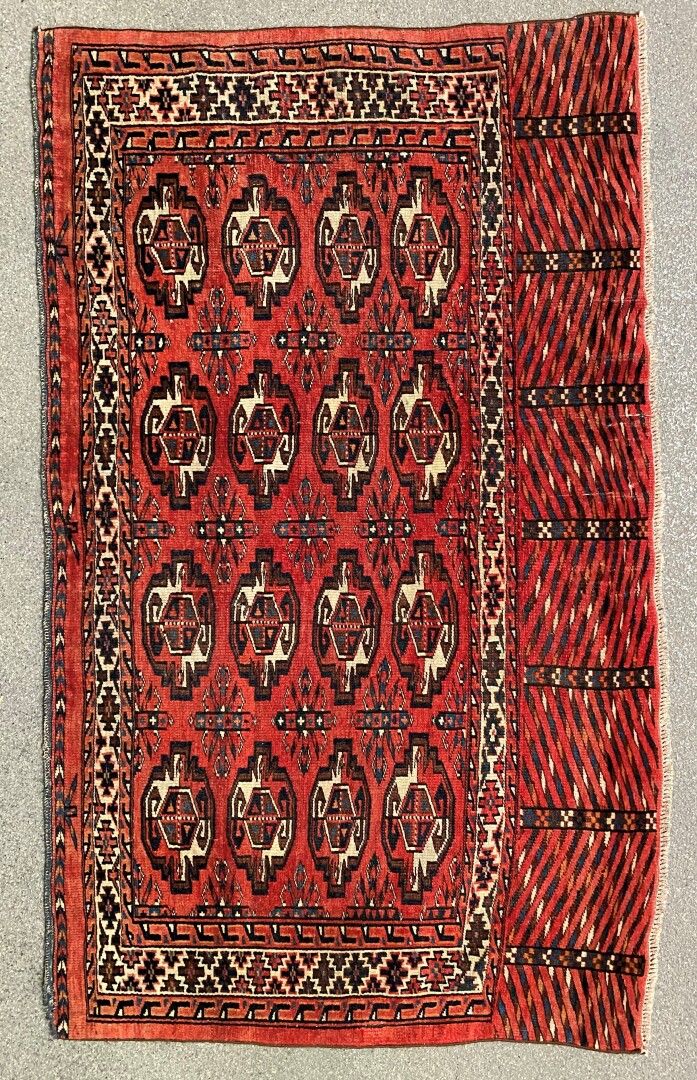 Null 土库曼斯坦--（尔萨里？

马鞍地毯，经线、纬线和羊毛绒。

大约1930年。

非常轻微的磨损。

73 x 120厘米。