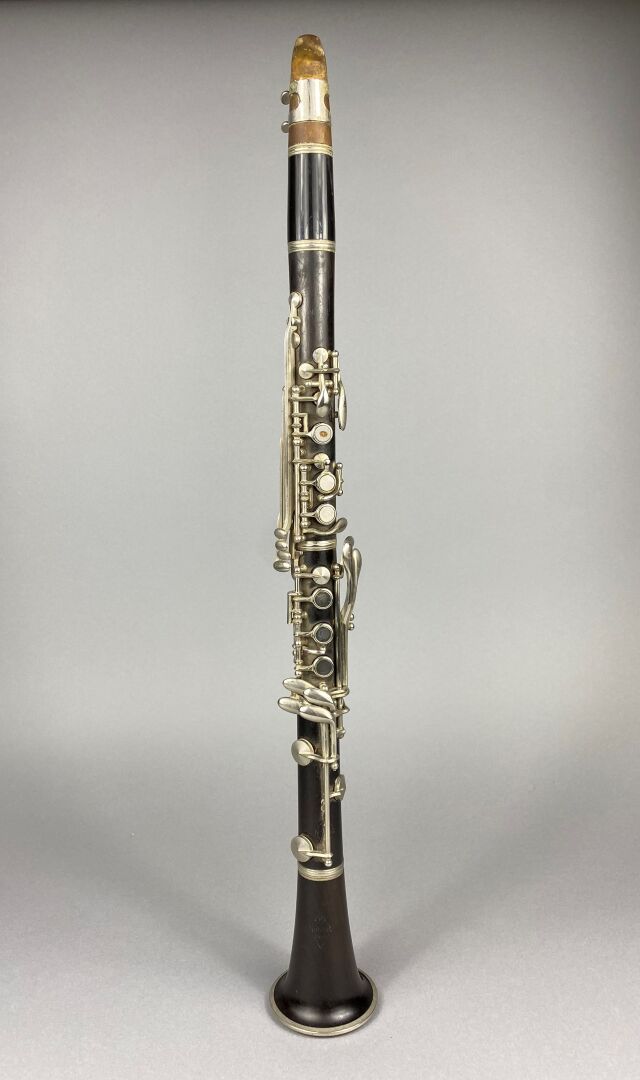 Null Rosewood clarinet,

Bell stamped Noblet.

Length 67 cm.

As is.