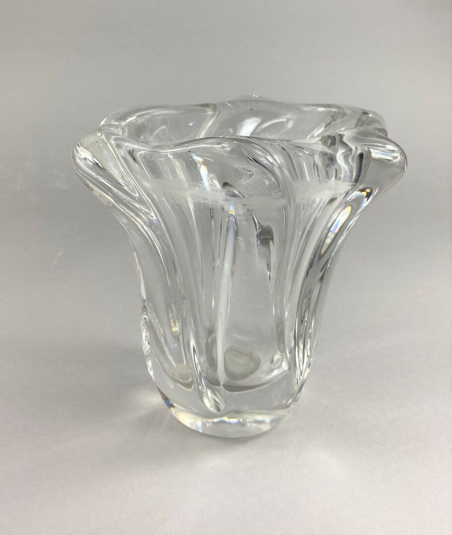 Null Daum France, 

Vase en cristal moulé de forme libre.

Signé à la pointe sur&hellip;