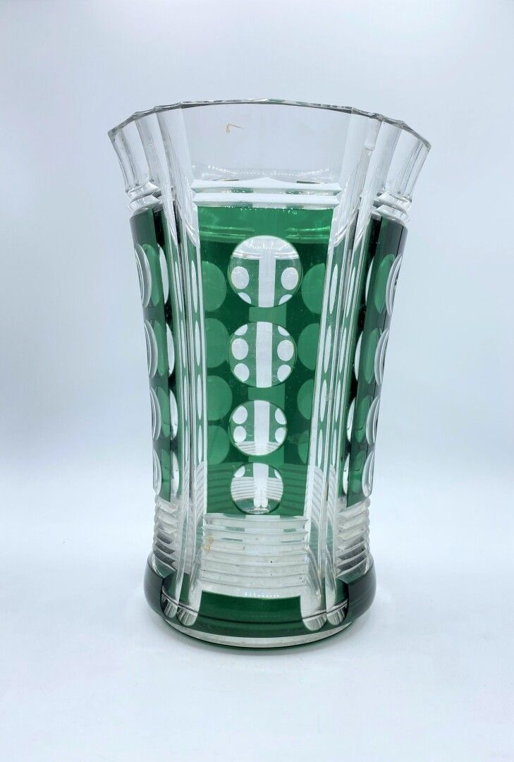 Null Vase en cristal taillé overlay vert à décor géométrique.

H-23 D-15 cm

Écl&hellip;