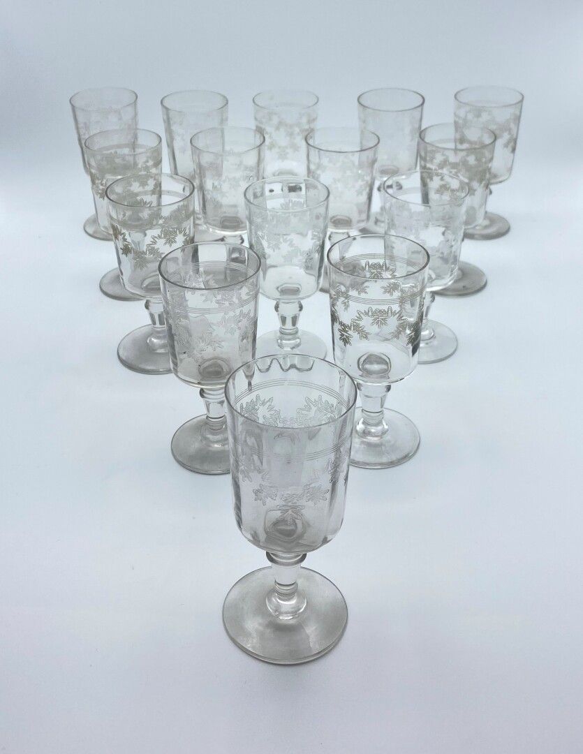 Null Ensemble de quinze verres à liqueur en cristal,

à décor de rinceaux stylis&hellip;