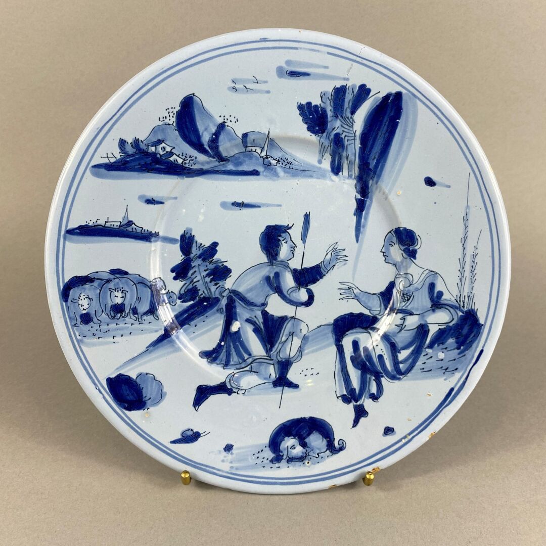 Null 内韦尔。

圆型陶盘，以蓝色单色为背景的田园风光装饰。

反面装饰着十字架。

17世纪下半叶。

深-24.3厘米

裂缝。



这个盘子的装饰来&hellip;