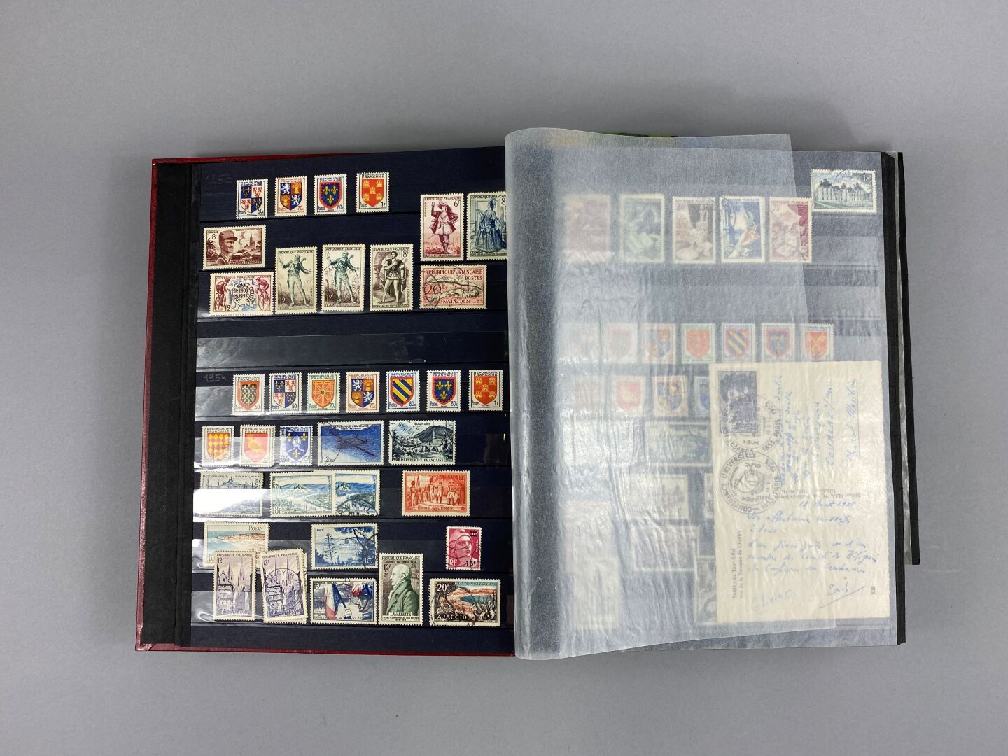 Null Album mit Briefmarken,

Semi-modern und modern

Frankreich, Gedenkmarken et&hellip;