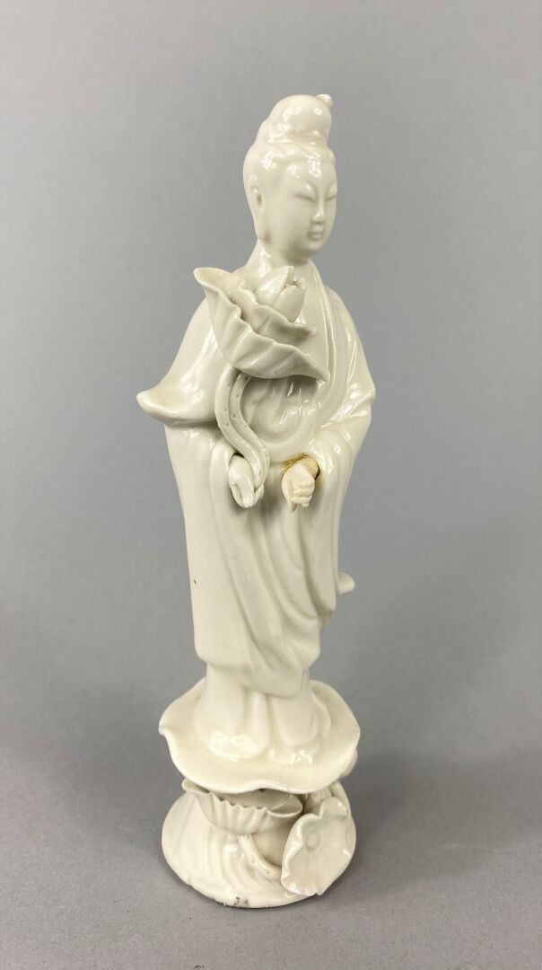 Null China,

Set of two white porcelain Guanyin, holding a lotus flower in their&hellip;