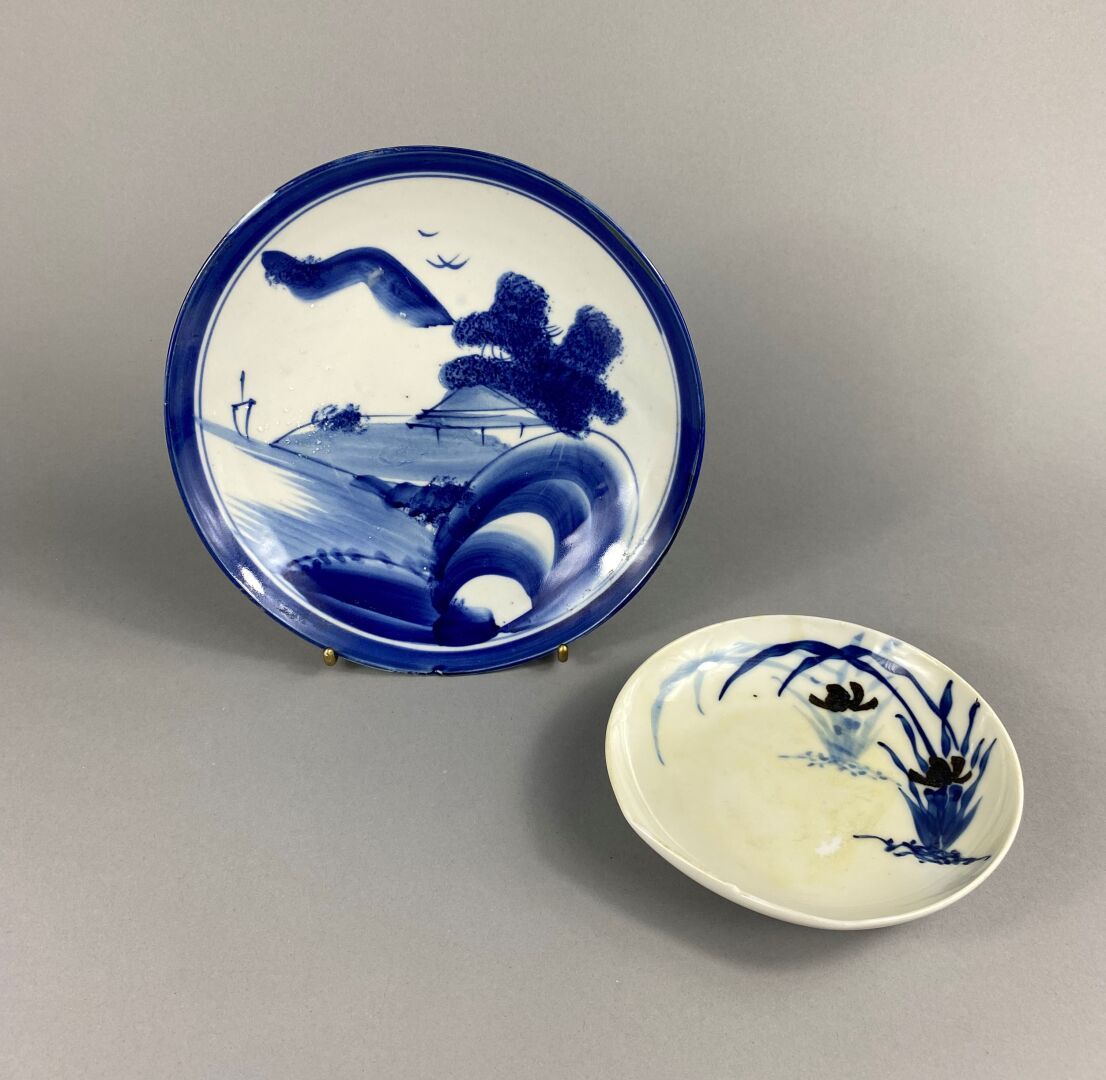 Null Asie, 

Lot composé d'une coupe japonaise en porcelaine bleu blanc à décor &hellip;