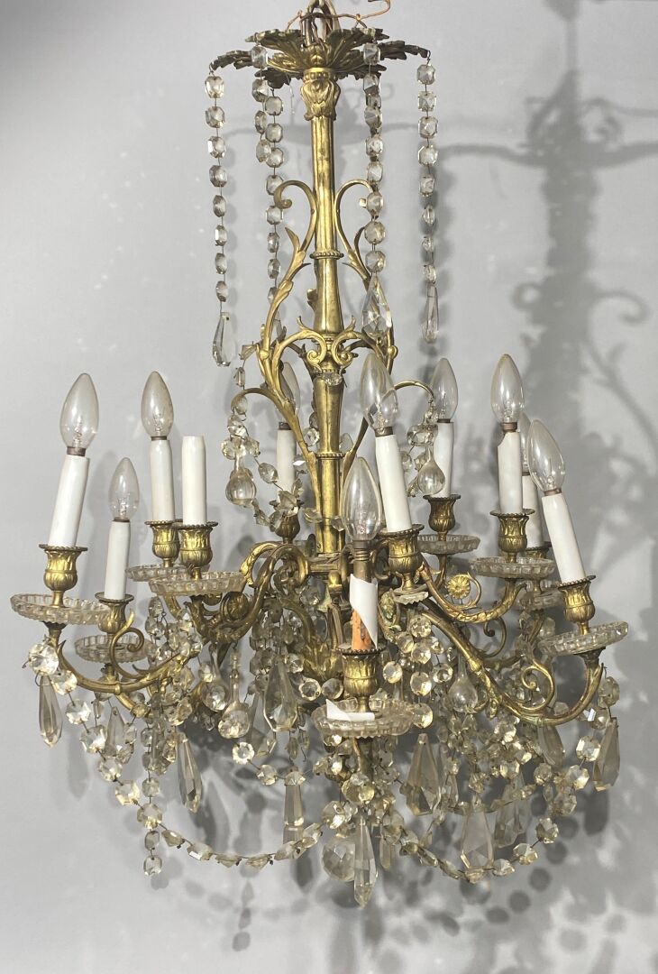 Null 
Lampadario, 




lampadario a dodici luci in bronzo dorato con decorazione&hellip;