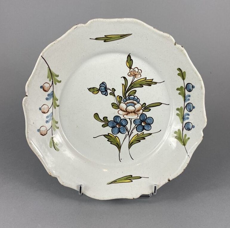 Null 内韦尔。

陶器汤盘，有多色的花束装饰。

19世纪。

非常精细的碎片。

D-22.5厘米。
