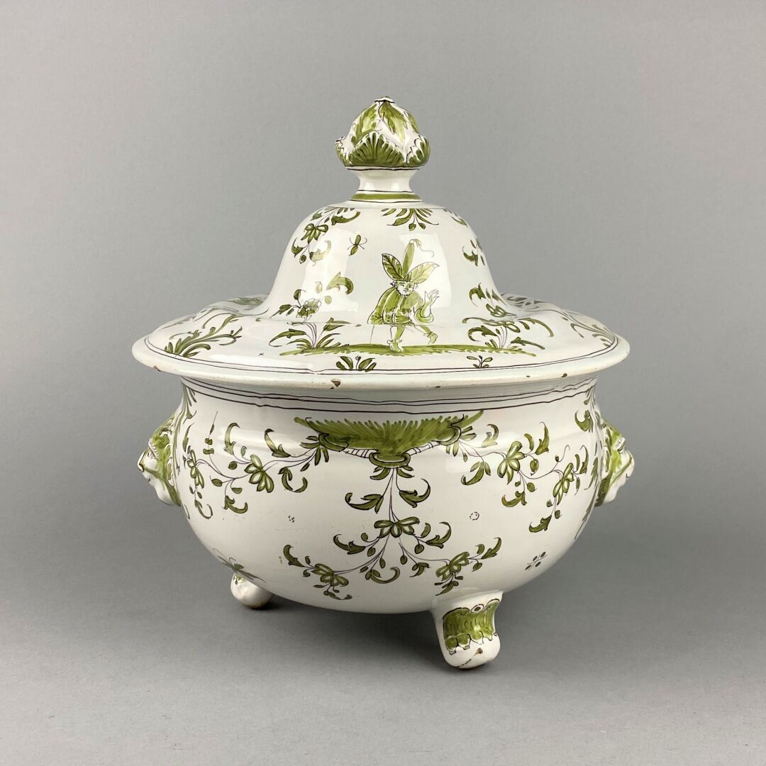 Null Moustiers, 

Soup tureen of round form out of earthenware, with decoration &hellip;