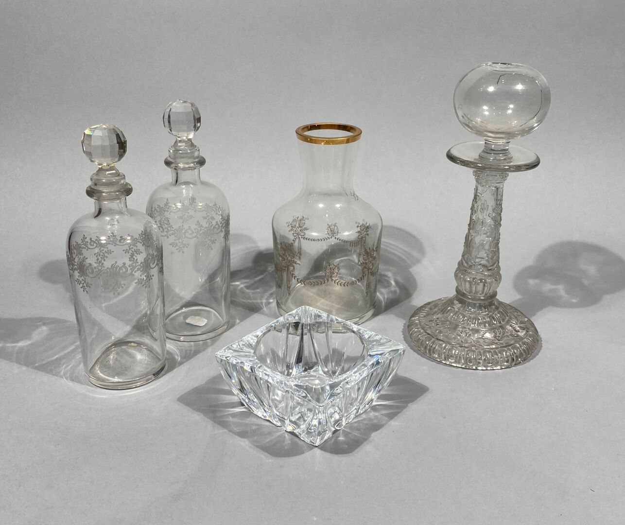 Null Verrerie 

Réunion d'objets en verre comprenant : 

- Une lampe à huile de &hellip;