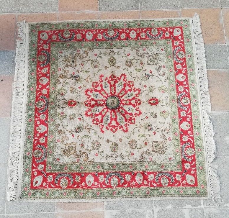Null 印度地毯，（经线、纬线和羊毛绒），20世纪下半叶，方形，128 x 121厘米。状况良好。