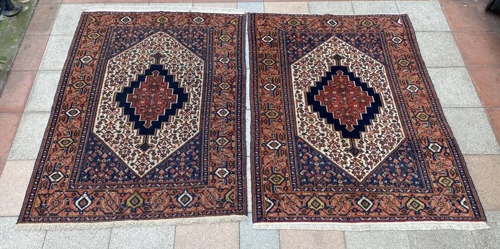 Null 一对Senneh地毯（棉质经纬线，羊毛绒），波斯西北部，约1920年，143 x 112厘米，状况良好。