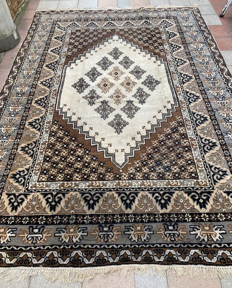 Null 拉巴特地毯（经线、纬线和羊毛绒），摩洛哥，20世纪下半叶，341 x 241厘米，有污渍。