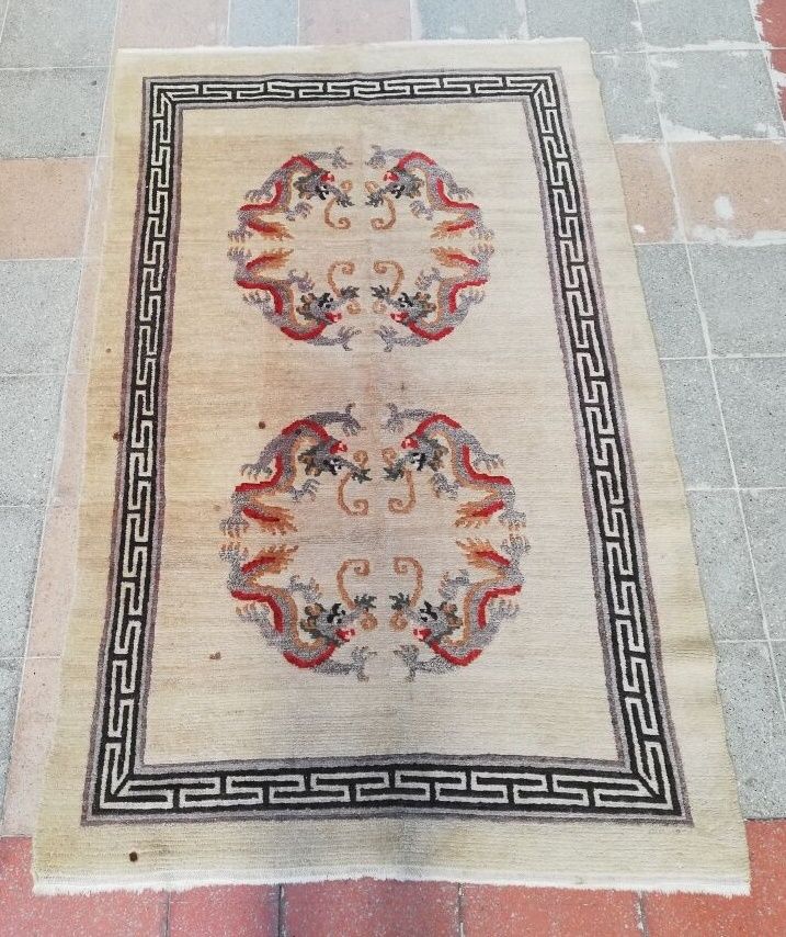Null 尼泊尔地毯（经线、纬线和羊毛绒），20世纪下半叶，有龙的装饰，194 x 124厘米。染色。