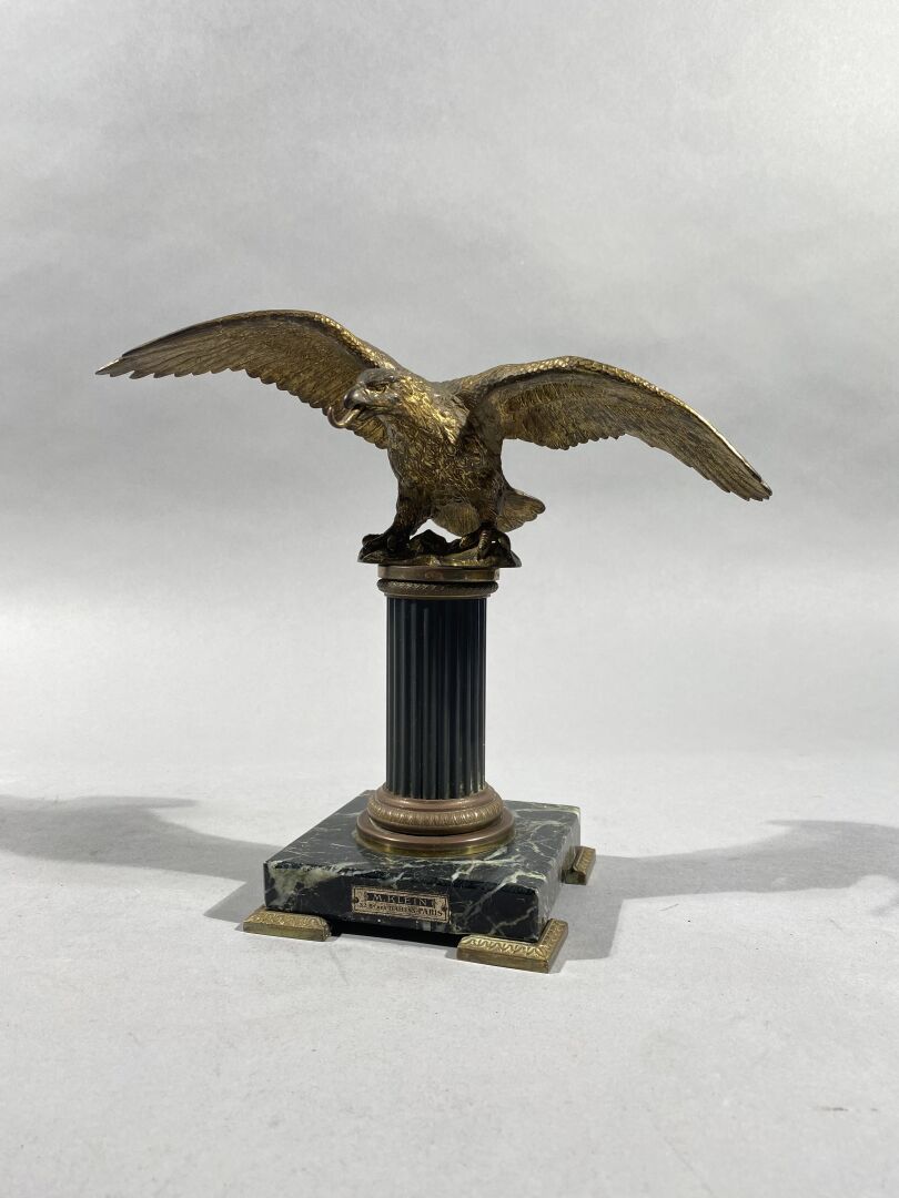 Null 钟表架。 
展开翅膀的鹰，抱着一条蛇形成一个钩子，青铜和金属，有金色的光泽
底座上形成一个凹槽的柱子，雷古拉和大理石底座上有一个标签M Klein b&hellip;