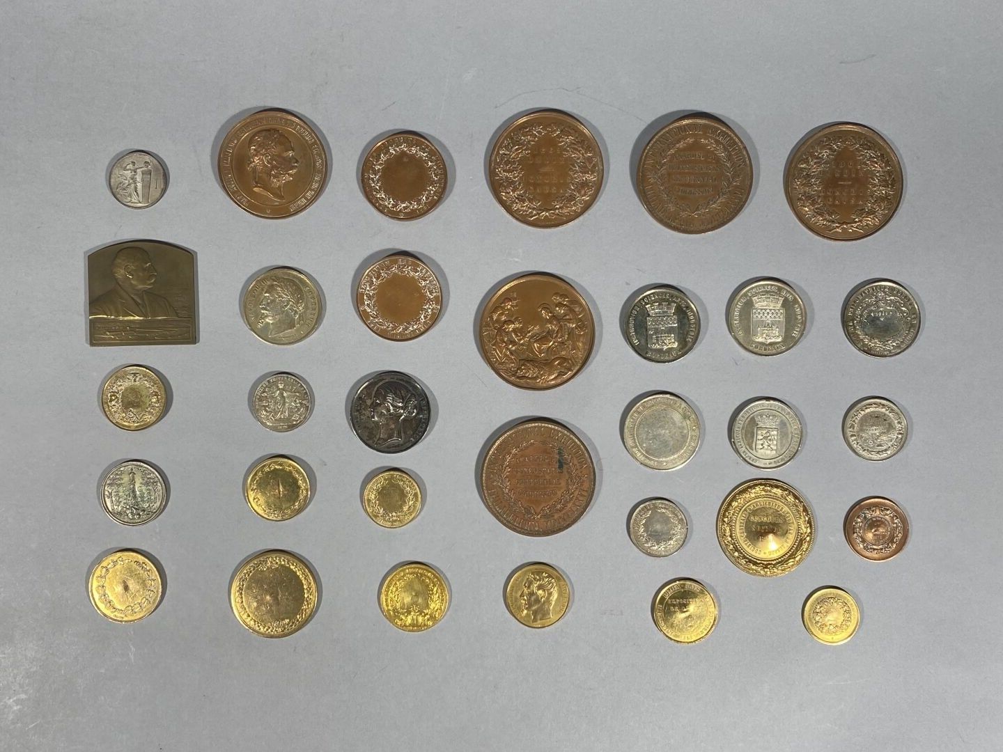 Null Numismática, 
Conjunto de unas 30 medallas de peltre forradas de cobre.
Tal&hellip;