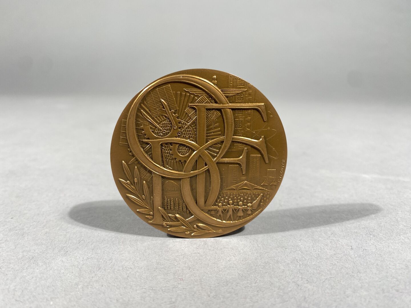 Null 钱币学。 
以化学为主题的铜牌。D-6厘米 
附有两枚小奖章。D-4厘米