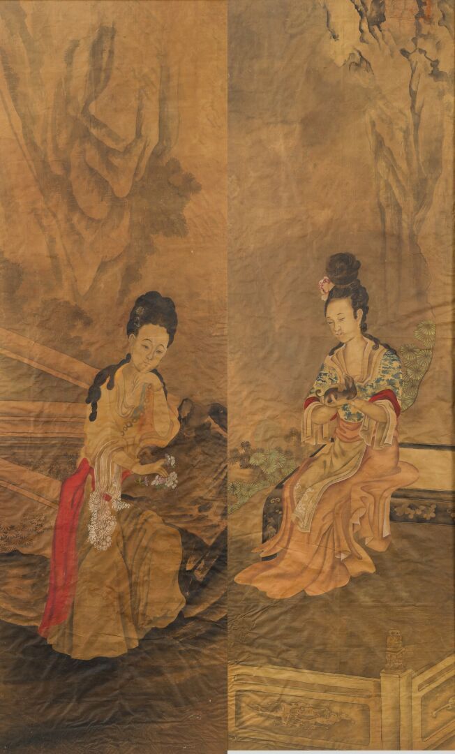 Null 中国、 
描绘花园中的宫女的绢本画一对。
装在鎏金木框中，置于玻璃下。
清代（19世纪）-以18世纪的精神。 
169 x 52 cm (视图)
原样&hellip;