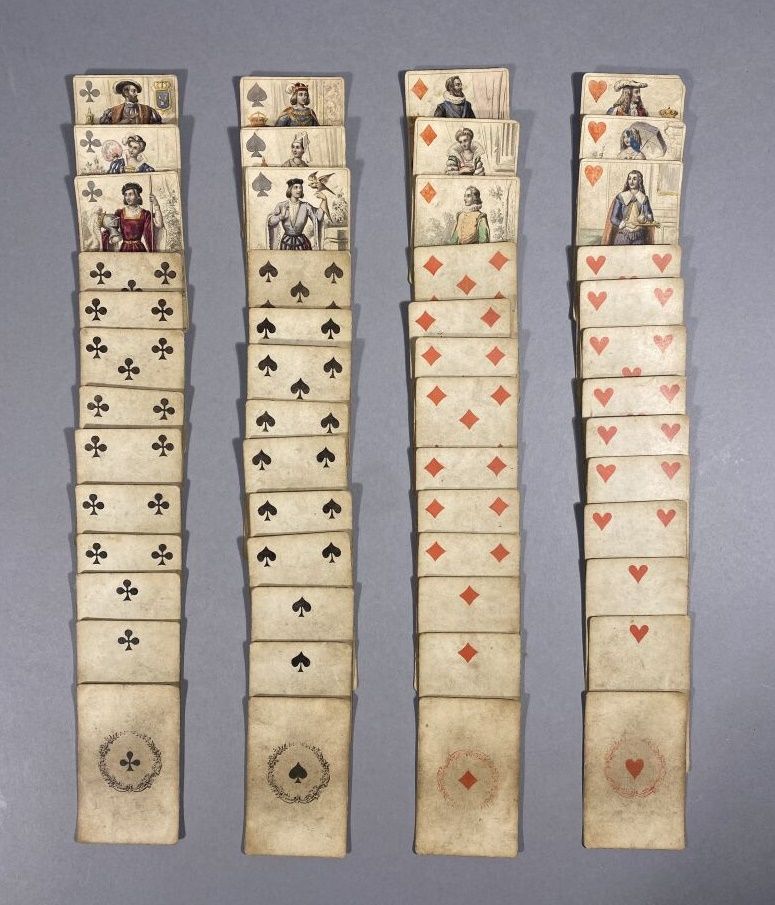 Null 古老的纸牌游戏、
52张有法国国王（弗朗索瓦一世，查理六世，亨利四世，路易十四）的卡片
状况良好，略有磨损。
8.5 x 5.5厘米