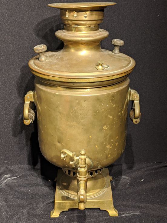 Null A late 19th century Russian brass samovar, stamped to lid and body, Tula, R&hellip;