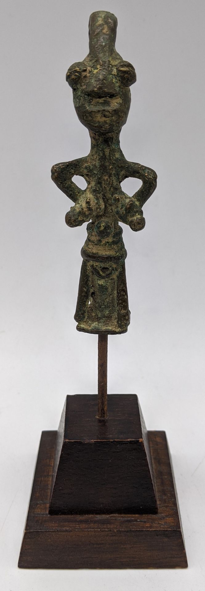 Null A West African tribal brass figure with infant on her back, probably Senufo&hellip;